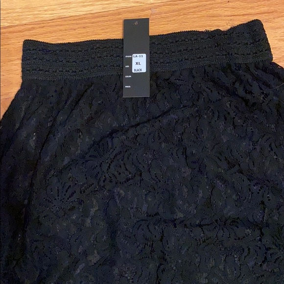 Black lace skirt - Picture 2 of 4